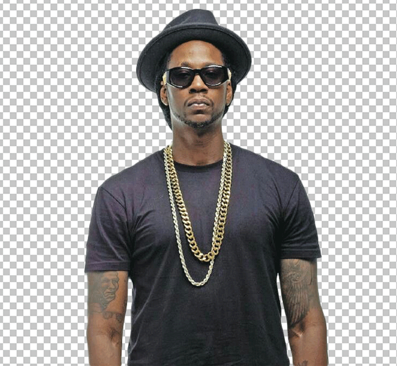 2 Chainz is wearing a black hat and black sunglasses.